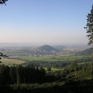 Výhled na zříceninu Starý Jičín při sestupu z vrcholu na Strážnici