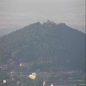 Výhled na zříceninu Starý Jičín při sestupu z vrcholu na Strážnici - zoom