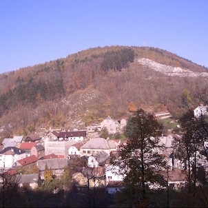 pohled na Bílou horu z chodníku k Šipce