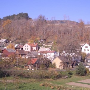 pohled směrem na Kamenárku z centrálního parkoviště ve Štramberku
