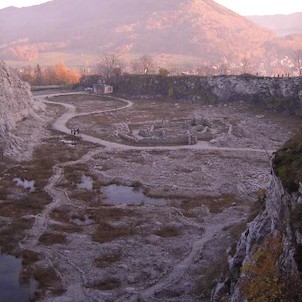 výhled přes arboretum na Červený kámen