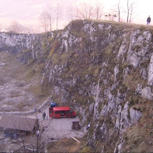 stěna nad speleologickým táborem