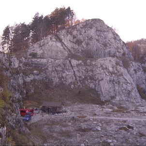 stěna nad speleologickým táborem