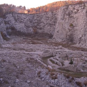 pohled do arboreta, v popředí kamenný labyrint