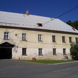 Zámek, Pozdně renesanční zámek, dnes neudržovaný