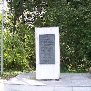 Balvan, Pohled na levou část památníku