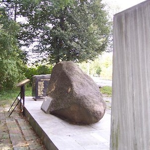 Balvan, Pohled na památník ze zadu