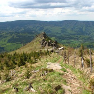 Výhled na Obří skály při sestupu z Šeráku