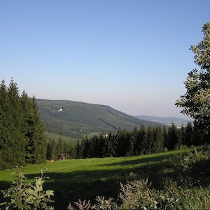 Pohled na kostel ze žluté z Větrné na Hraniční cestu