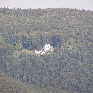 Pohled na kostel ze žluté z Větrné na Hraniční cestu - zoom