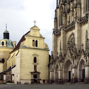 Kostel sv. Anny a Kaple sv. Barbory v průčelí Přemyslovského paláce