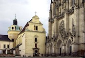 Kostel sv. Anny a Kaple sv. Barbory v průčelí Přemyslovského paláce