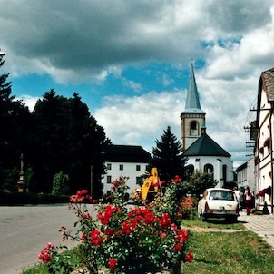 Namesti s kostelem Povyseni Sv. Krize