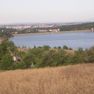 Plumlovská přehrada - v pozadí Prostějov