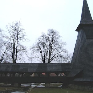 Kostel s dřevěným přístupovým mostem