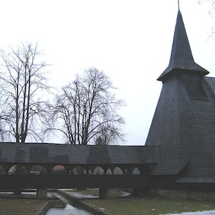 Kostel sv. Bartoloměje s dřevěným přístupovým mostem