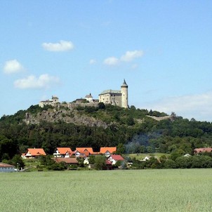 Kunětická hora, Vyfoceno v červnu 2004 ze silnice mezi vesnicí Ráby a Sezemicemi