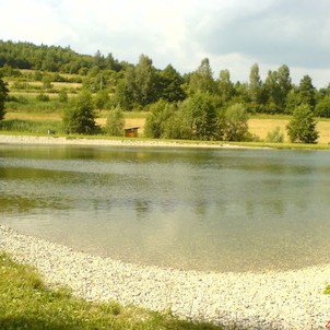 v pozadí u koupaliště stac. klozetové toalety