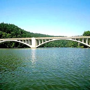 most nad vodní nádrží Pastviny