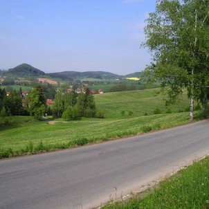 Při příjezdu do Písečné od Letohradu se otevírá pohled do celého údolí i na kopec Žampach