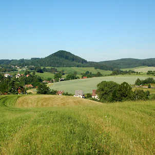 Centrum obce a dominanta kraje - kopec Žampach