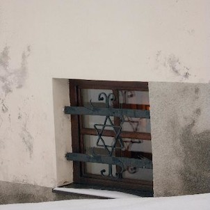 Okno s židovskou hvězdou