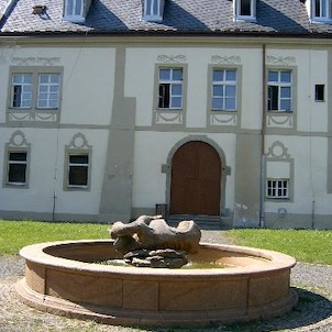 Zámek s fontánou, zadní trakt zámku a fontána