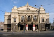 Divadlo J.K.Tyla, Zvláštní divadelní budovu má Plzeň od r. 1832 (1830 měla Plzeň 9040 obyvatel). Byla postavena podle návrhů Lorenza Sachettiho na rohu nynější Riegrovy ulice a sadů Pětatřicátníků. Poprvé se tu hrálo 12. 11. 1832, první české představení
