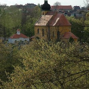 Věžka, Pohled přes rybník na nedaleký kostel sv.Maří Magdaleny