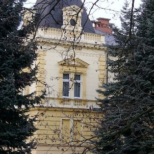 Nárožní věžice, Nad oběma bočními trakty se zdvíhají nárožní věžice ve tvaru komolého jehlance inspirované francouzskou neorenesancí.