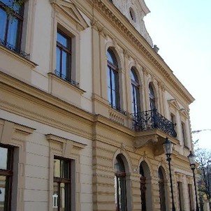 Čelo budovy, V prosinci 2003 skončila rekonstrukce jednoho z historicky nejcennějších objektů v Berouně Duslovy vily, která je od roku 1924 ve vlastnictví města.