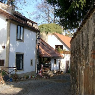 Zámečnická ulička, Jednou z nejromantičtějších uliček je Zámečnická, vinoucí se kolem hradeb, která svými malými domečky připomíná pražskou Zlatou uličku.