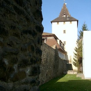 Jihovýchodní hradby, Jižně od Pražské brány. Horní (Plzeňská) brána i Dolní (Pražská) brána byly postaveny jednou stavební hutí, což je u nás zcela unikátní.