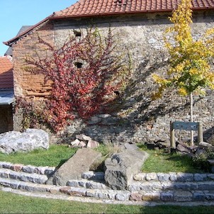 Geopark, v kameništi si mohou například vaše děti odnést kamínky, které se jim zalíbí.