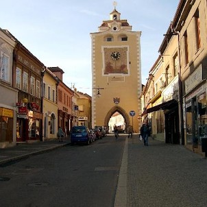 Plzeňská brána, Původní brána s gotickou střechou v polovině 18. století vyhořela a její střecha byla nahrazena střechou barokní. Brána byla až do roku 1972 obývána.
