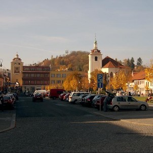 Z náměstí, pohled na Městskou Horu z Husova náměstí