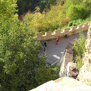 Přístupová cesta, Pohled z hradeb na přístupovou cestu k nádvoří