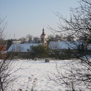 Bratronice - kostel, Pohled na kostel z jižního okraje obce