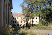 Nádvoří zámku, Areál buštěhradského zámku byl odedávna určující architektonickou i mocenskou dominantou Buštěhradu. Jedná se o dosti rozsáhlý barokní zámek (výstavba započala v letech 1699 - 1700), upravovaný v baroku a klasicismu, s nepříliš významnými s