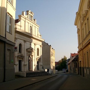 Pohled od náměstí, pohled od náměstí Starosty Pavla do ulice Plk.Stříbrného na budovu bývalé synagogy