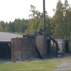 Pálení dřevěného uhlí, Skanzen je koncipován jako naučná stezka. Uvidíte zde zemní pálení, opravdové milíře, pece a mnoho pomůcek uhlíře.