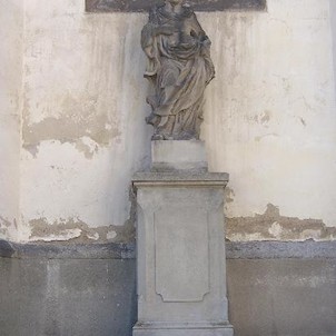 Vnější výzdoba, socha u vchodu do kostela