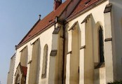 Z boční strany, Jednou z gotických památek Velvar je i kostel sv. Kateřiny na náměstí.