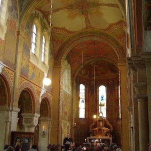 Malovaný interiér kostela na Gruntě, Kostel postavený na počátku 20.století s bohatou vnitřní výzdobou.
