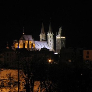 chrám sv. Bartoloměje, chrám jako na dlani při pohledu z nového silničního mostu přes Labe