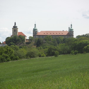 kaple sv. Vojtěcha a zámek
