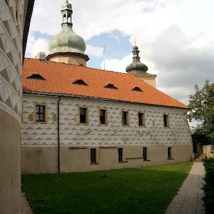Kostelec - zámek, zámek vystavěl Jaroslav Smiřický ze Smiřic roku 1562 a kněžna Marie Terezie Savojská v letech 1750 - 56 přestavěla průčelí. Dnes v zámku sídlí Školní lesní podnik České zemědělské univerzity.