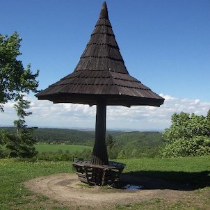  Zámecký park, Zámek v Kostelci nad Černými lesy je obklopen příjemným parkem. Dá se zde v klidu posedět a odpočinout. Ale hlavně - park nabízí nádherný výhled do blízké i vzdálenější krajiny. Při dobré viditelnosti jsou vidět i Krkonoše.