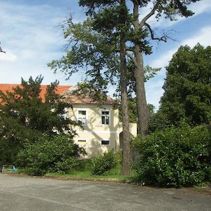 Zásmuky - zámek, U zámku se nachází zámecký park.