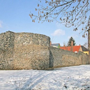Městské hradby v Čáslavi s Otakarovou věží
